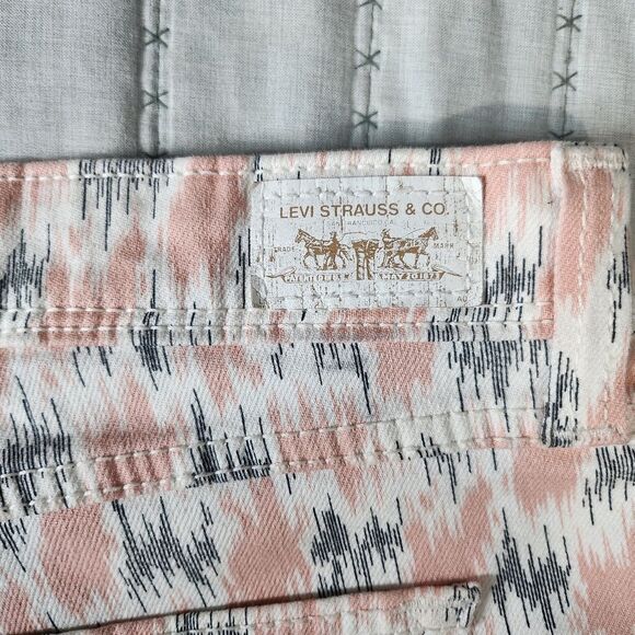 Levis Pink And Grey Short Shorts - Picture 3 of 6